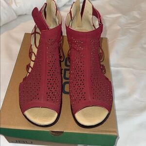 JNU Red Peep-Toe Cutout Sandals